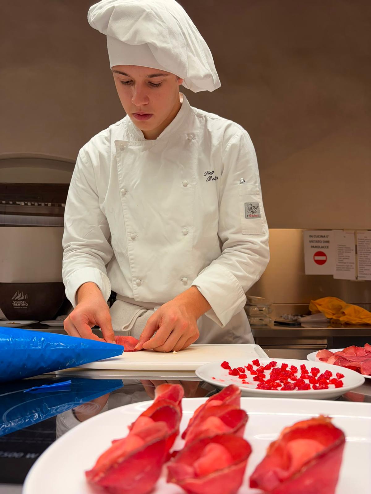 Chef Diego alle prese con la preparazione del piatto