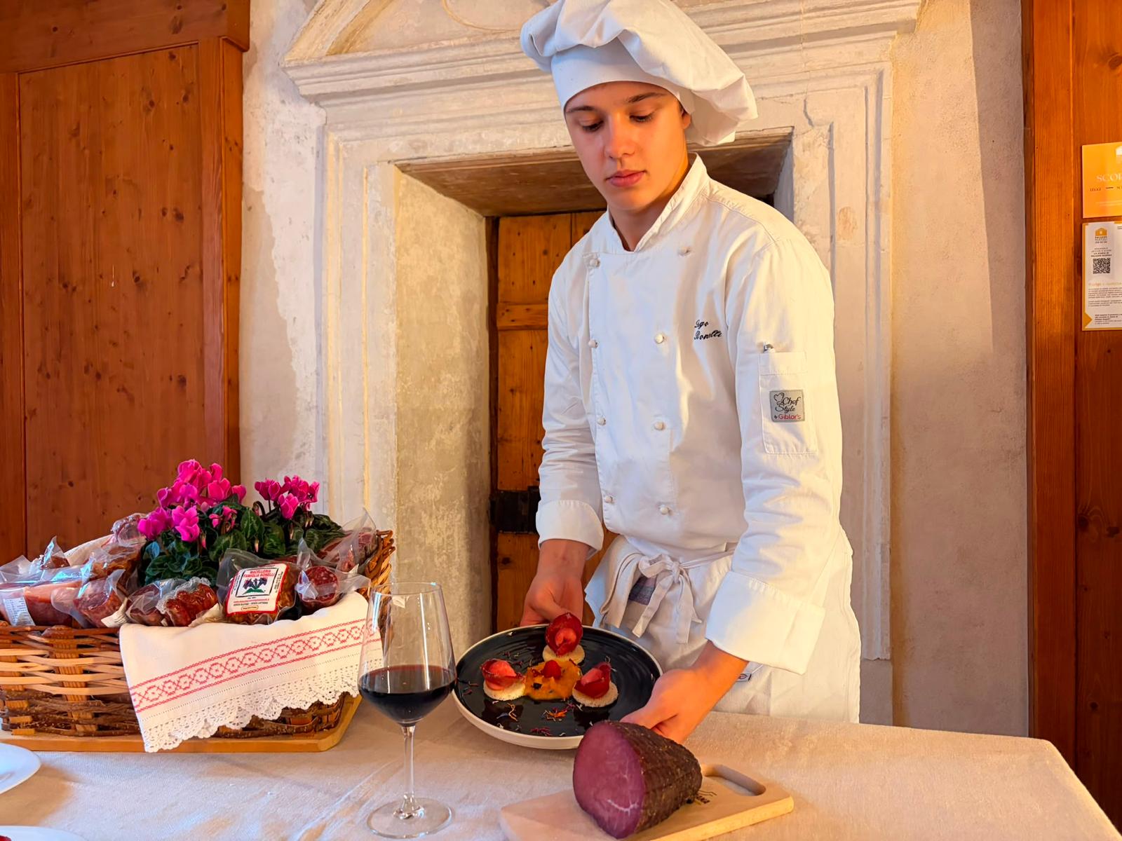 Chef Diego con l'antipasto finito