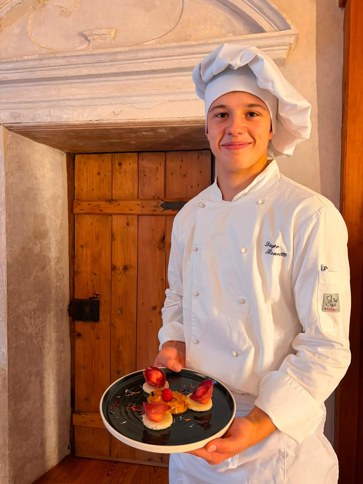 Chef Diego sorridente con il piatto pronto