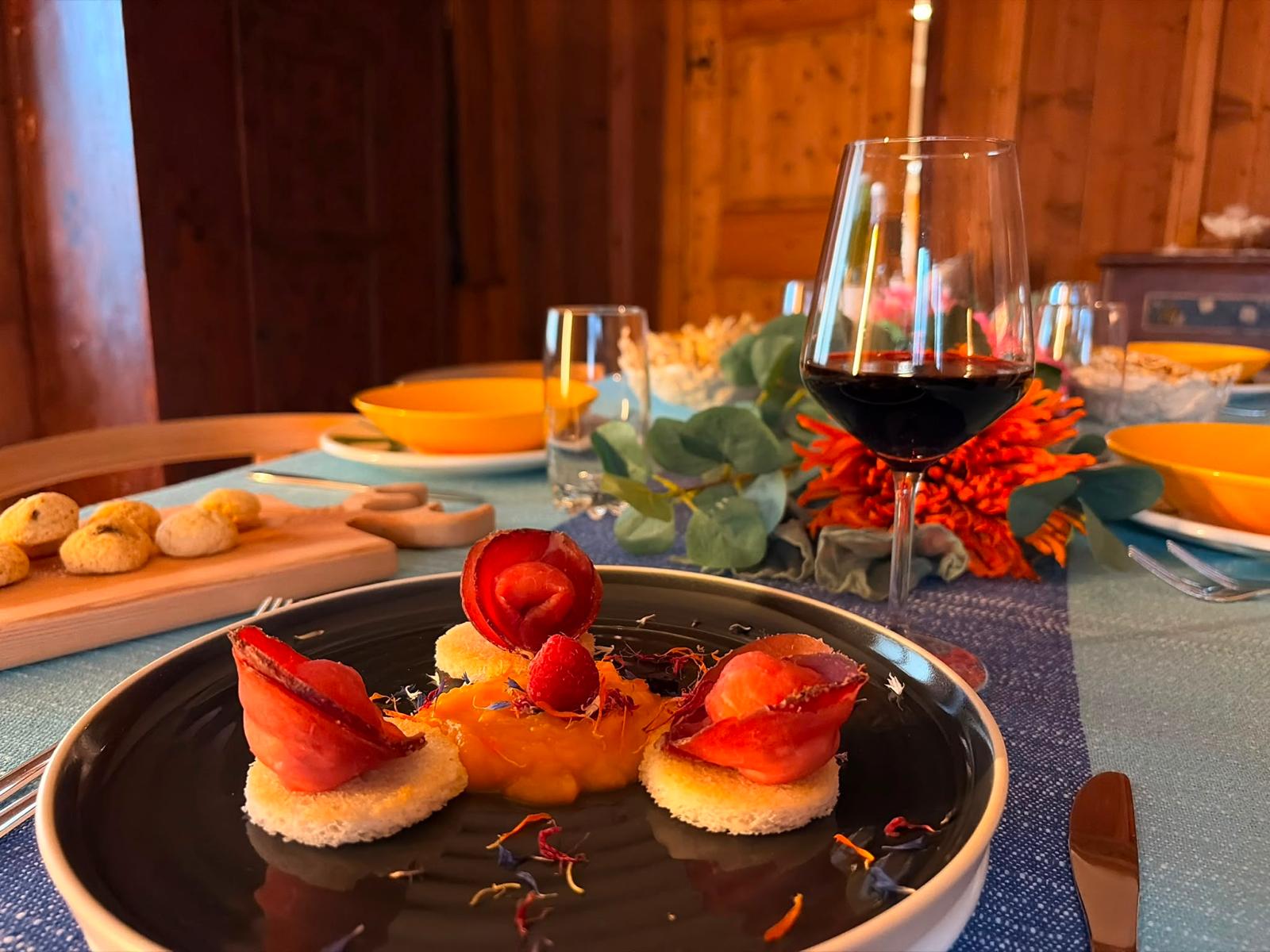 Antipasto servito su tavola rustica
